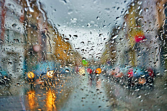 汽车在雨和暴风雨中行驶的抽象背景