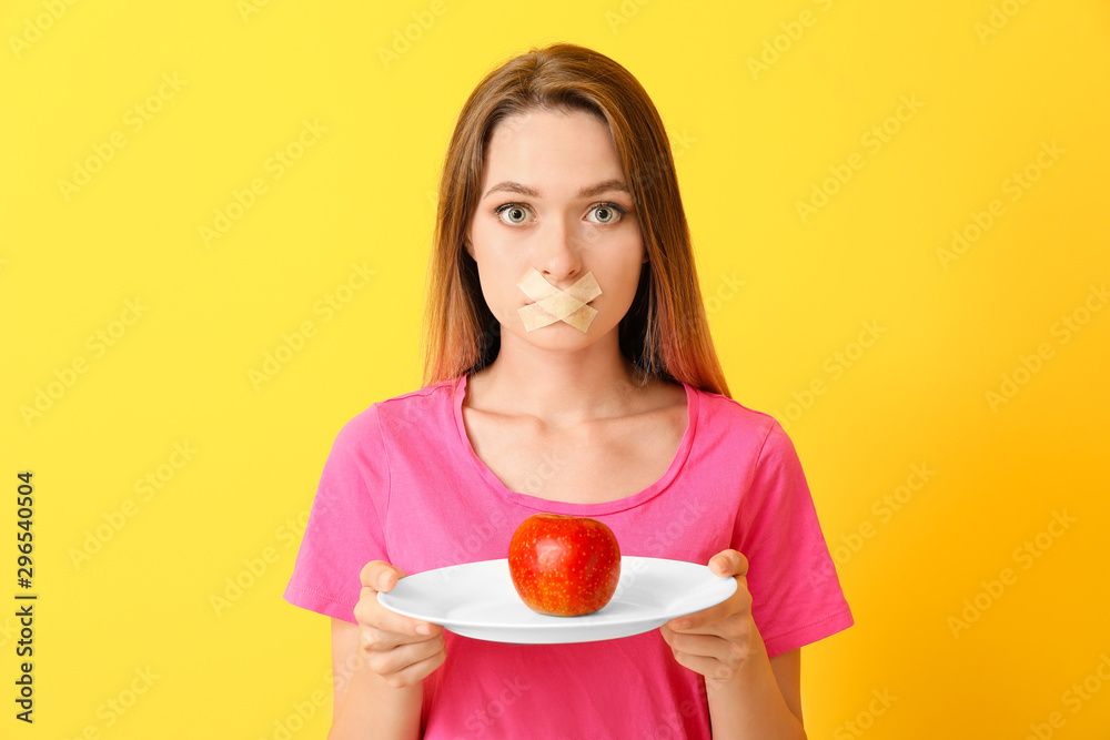 嘴巴被胶带封住，背景是健康的苹果。饮食理念