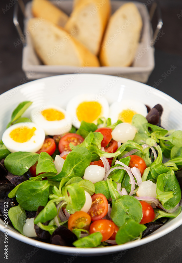 沙拉鸡蛋配菠菜西红柿，膳食美味，有益健康。
