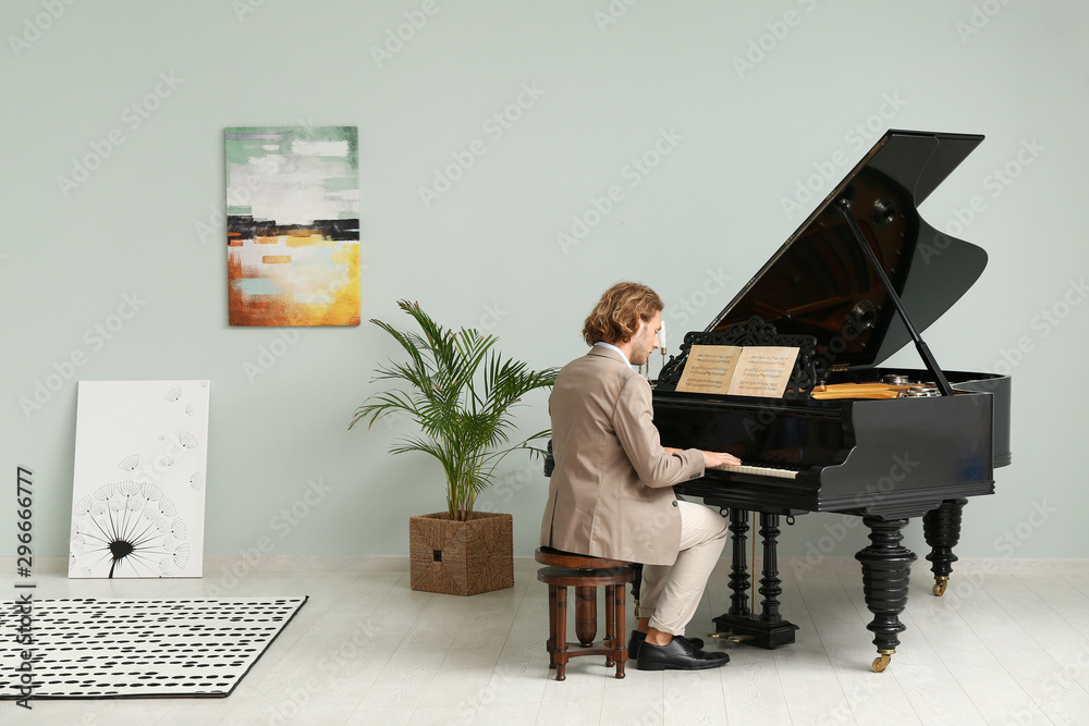 男人在家弹三角钢琴
