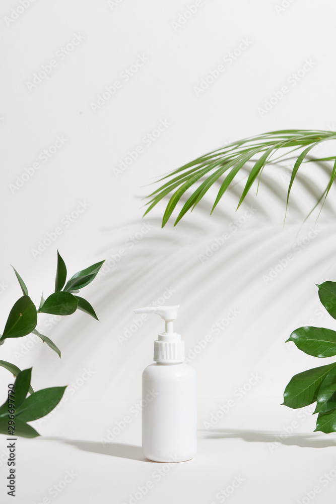 白色背景上隔离热带树叶的空白白色化妆品瓶