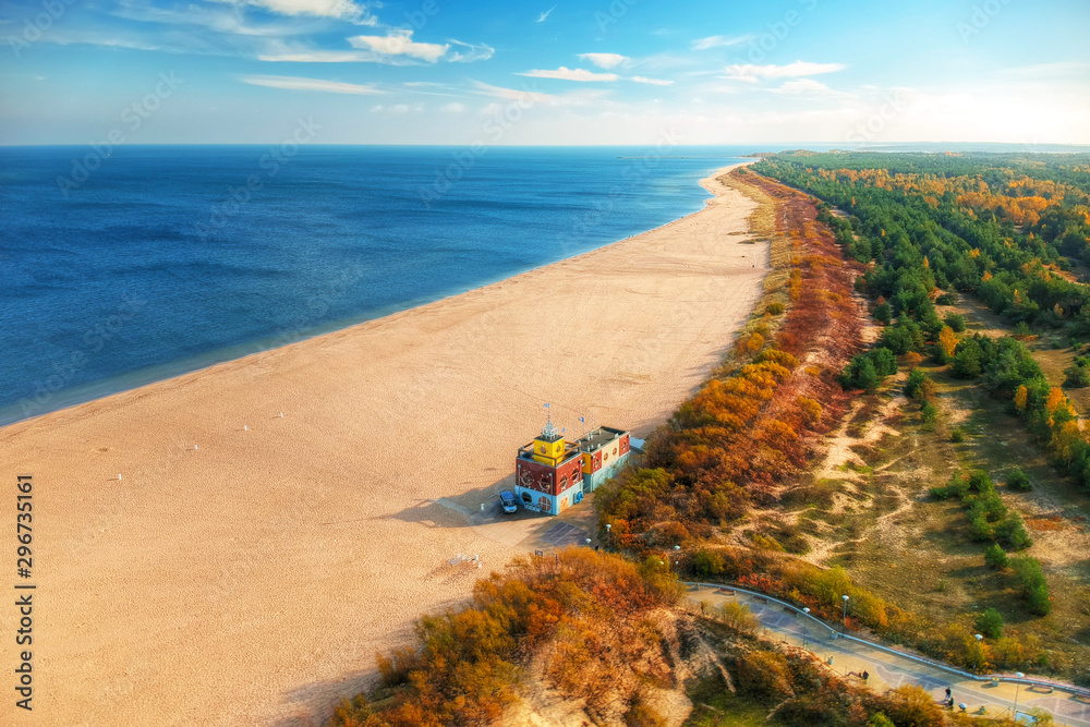 波兰格但斯克波罗的海美丽海滩和救生员住宅的空中景观