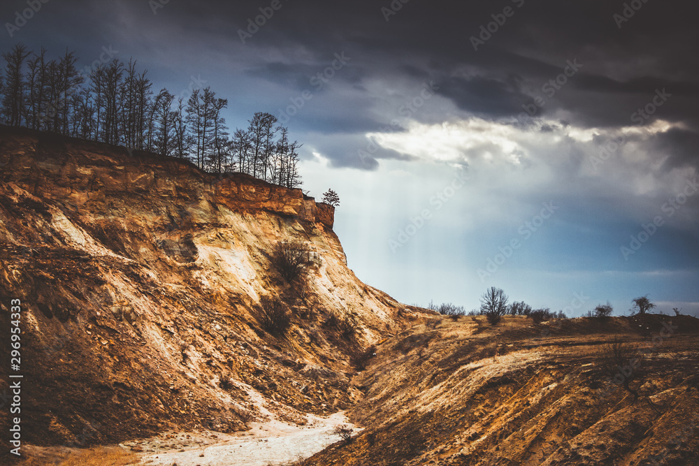 干燥开裂的山体滑坡和枯死的树木全球变暖气候变化