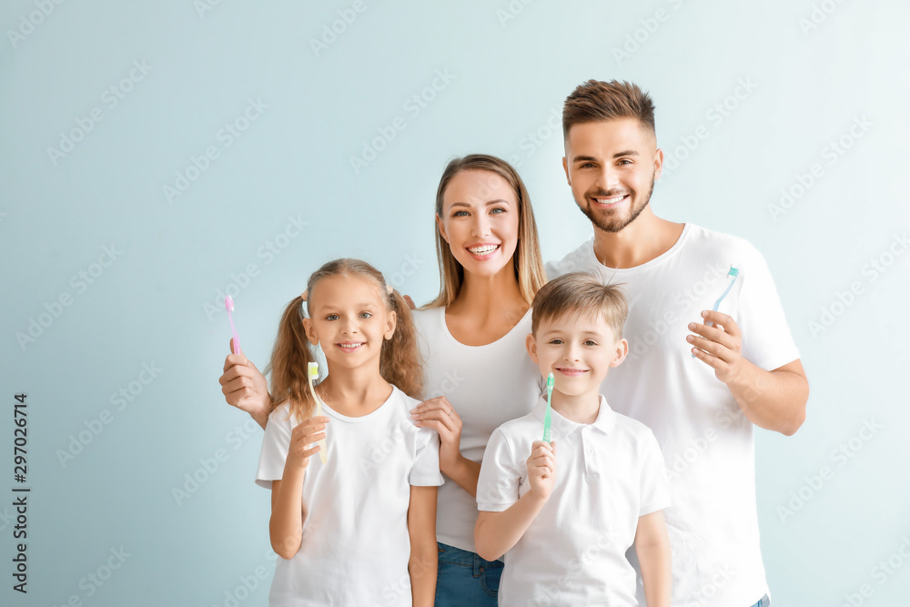 浅色背景下带牙刷的家庭肖像