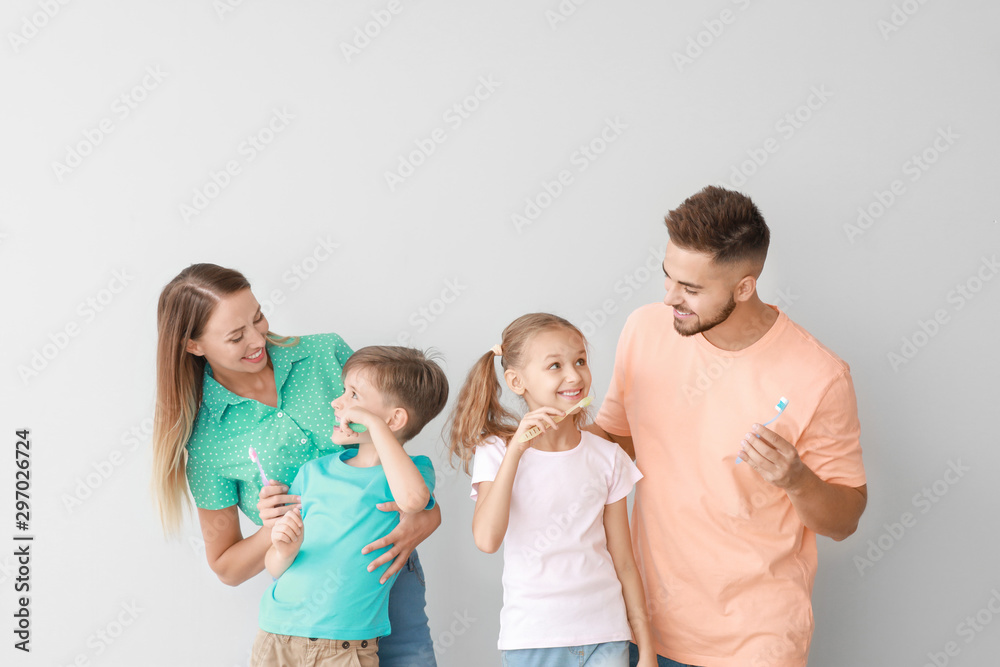 轻背景下刷牙的家庭肖像