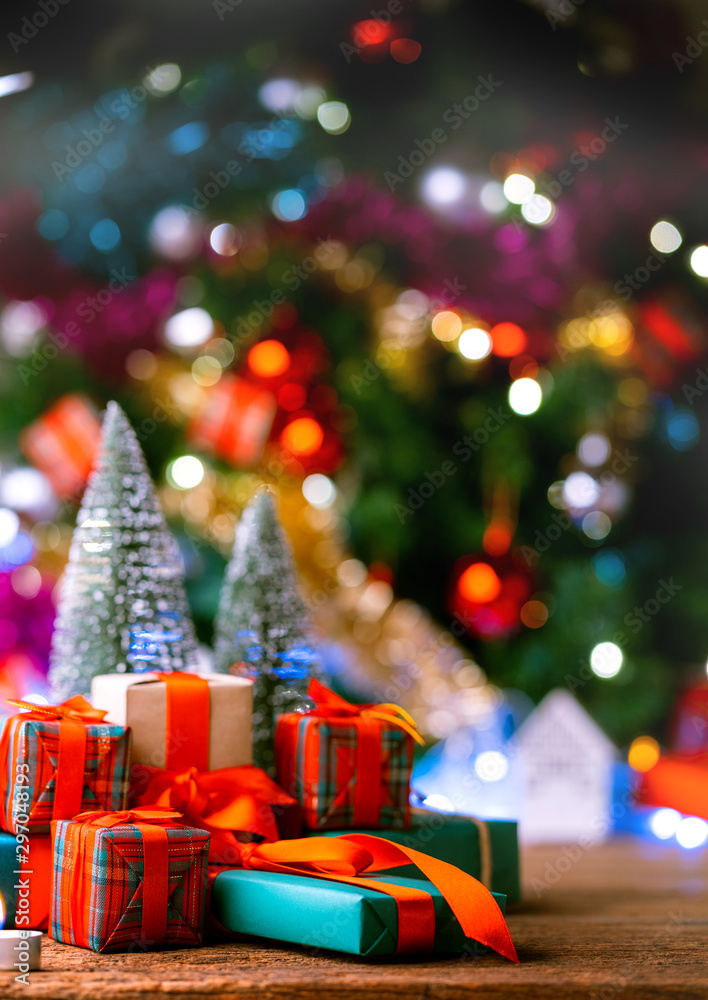 圣诞背景概念，装饰物品和木地板上的礼品盒，节日创意骗局
