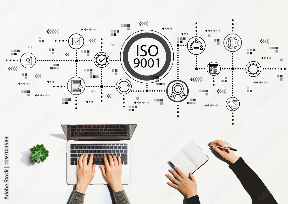 ISO 9001与人们一起使用笔记本电脑和笔记本电脑