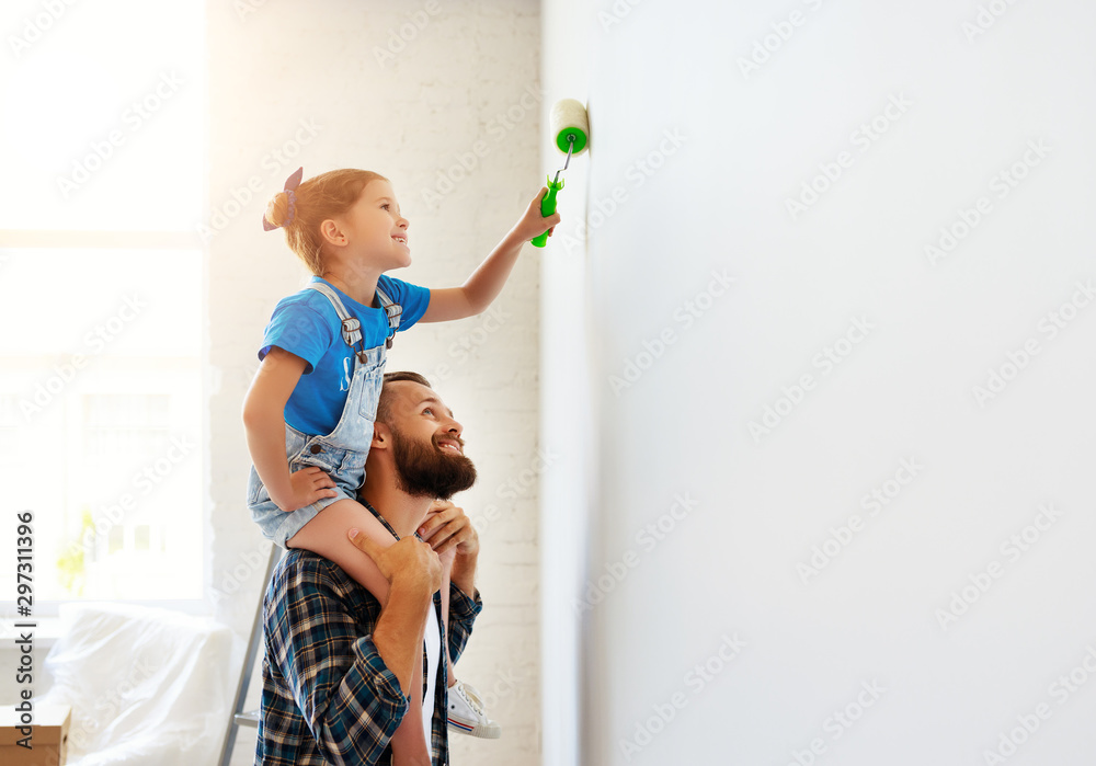 公寓维修。幸福家庭父亲和孩子女儿粉刷墙壁
