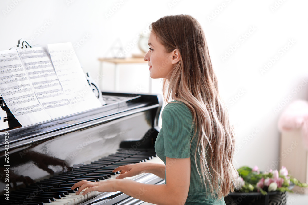 年轻女子在家弹三角钢琴