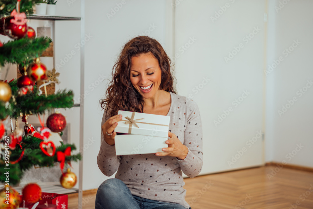节日快乐！女人打开圣诞礼盒，肖像。