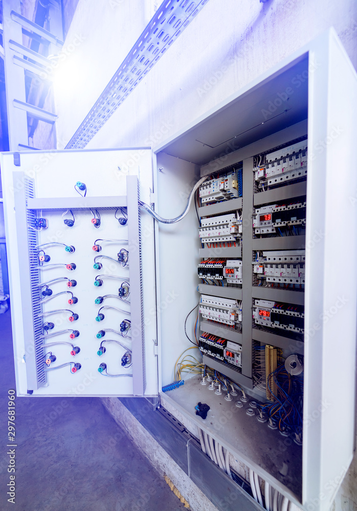 装配线工厂的配电板。控制装置和开关。