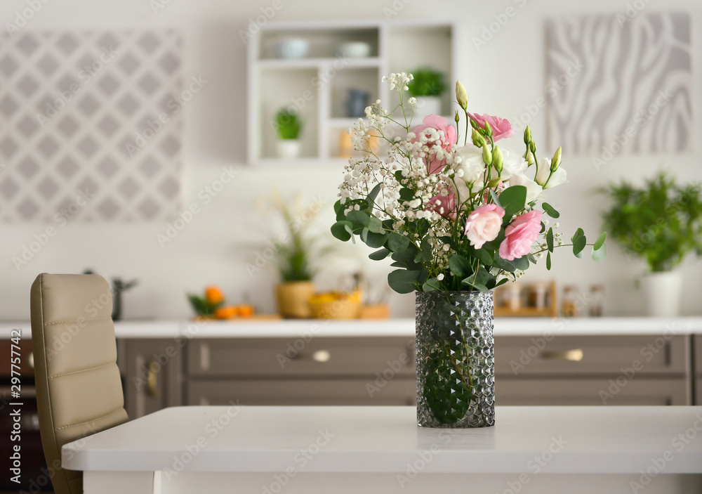 厨房桌子上摆着漂亮花朵的花瓶