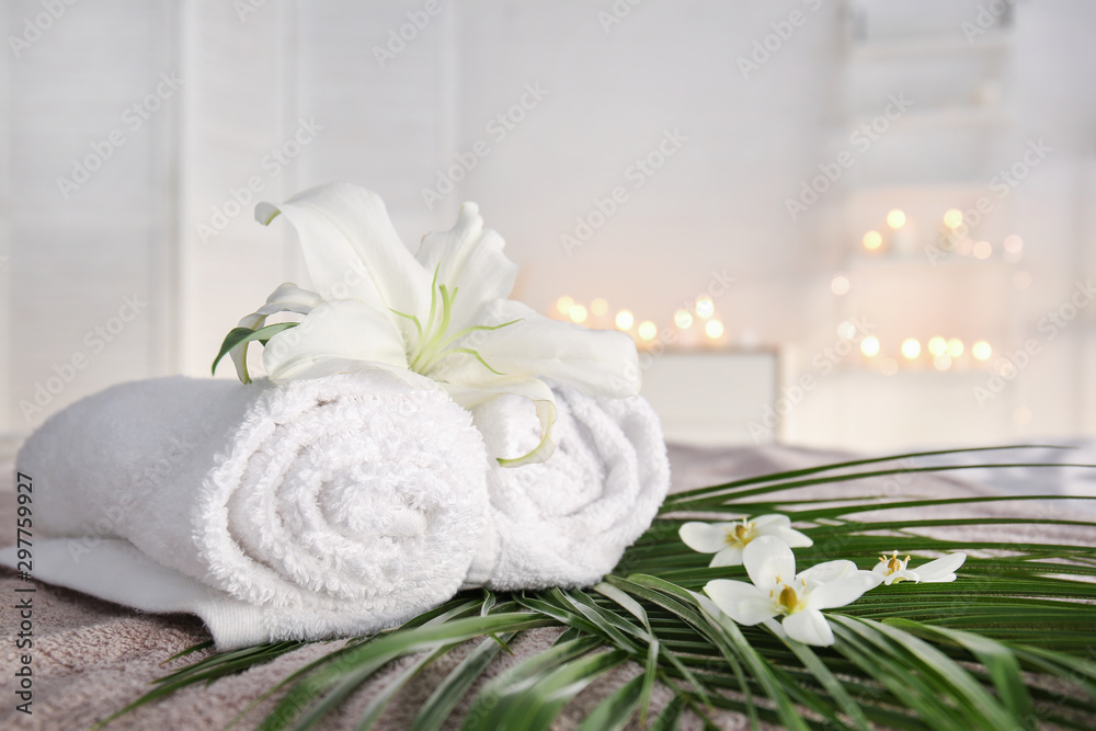 水疗沙龙里的鲜花和热带树叶卷毛巾
