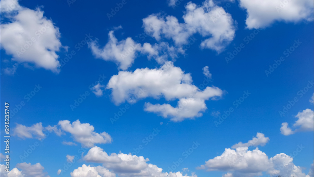 蓝天上的蓬松白云，特写