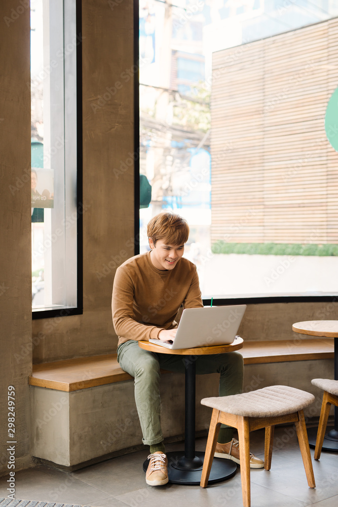商人在咖啡馆的木桌上用笔记本电脑、平板电脑和钢笔喝咖啡