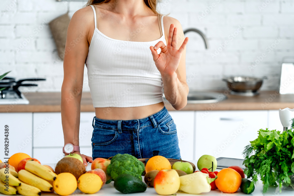 饮食概念。一位身材苗条的健康年轻女性的画像，摆着水果和蔬菜