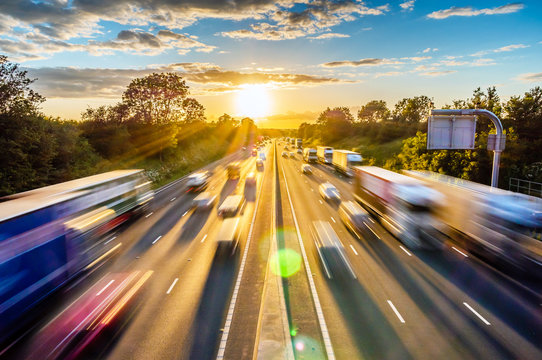 日落时分，英国高速公路上拥挤的车辆在高速行驶