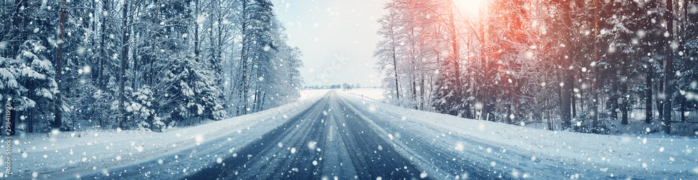 冬季道路，晴天被雪覆盖