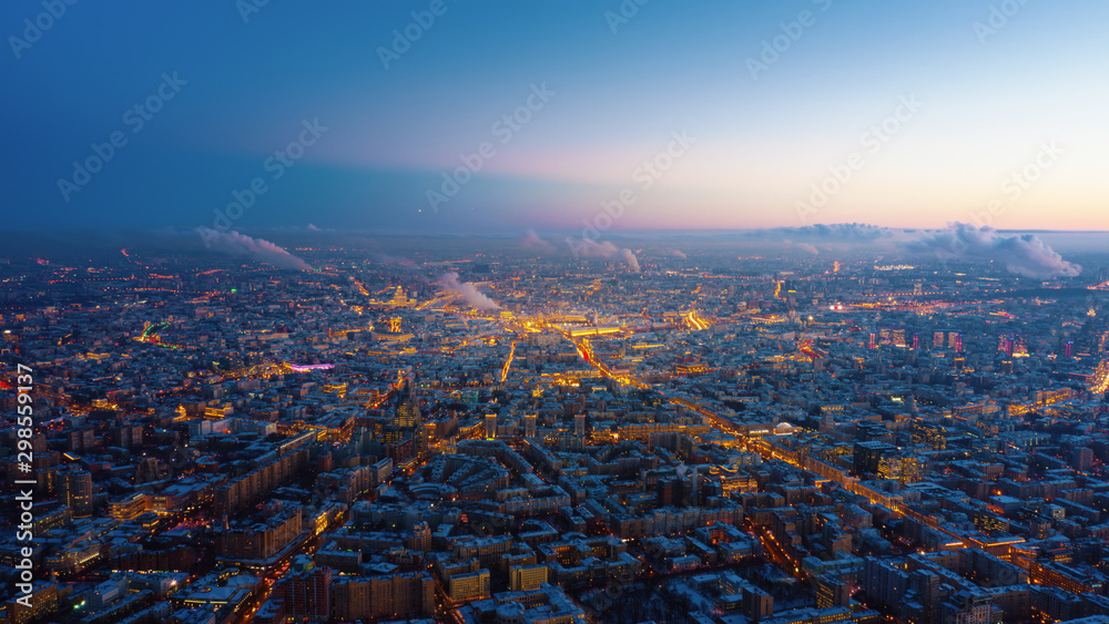 日落时莫斯科城的美丽鸟瞰图。傍晚大都市智慧的如画运动