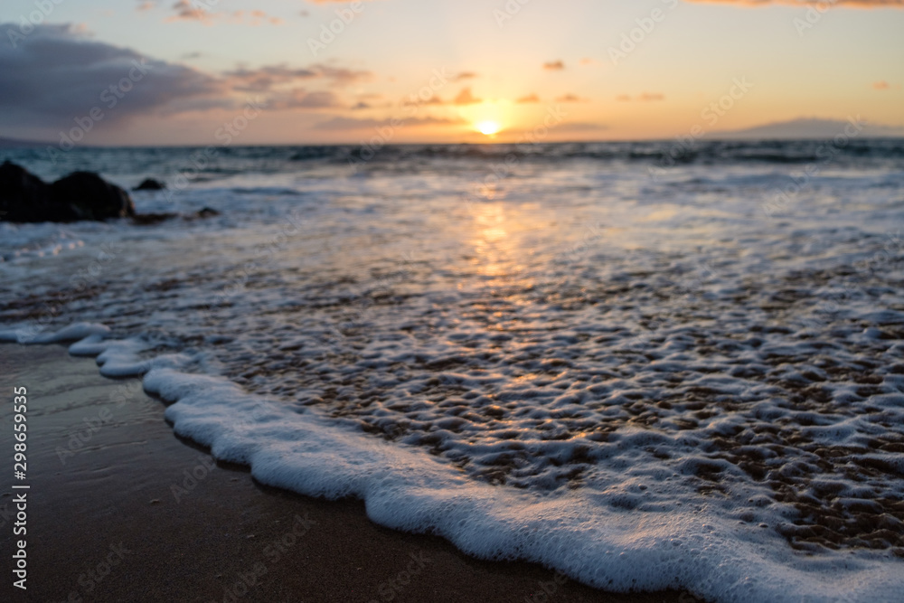 温和的海浪拂过夏威夷美丽的毛伊岛海岸
