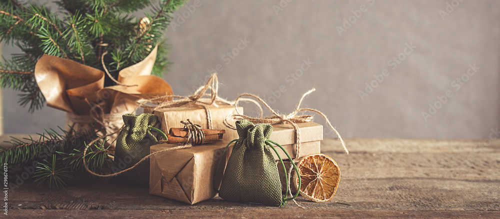圣诞节和零浪费，环保包装。一名妇女正在木制工艺品纸包装礼物