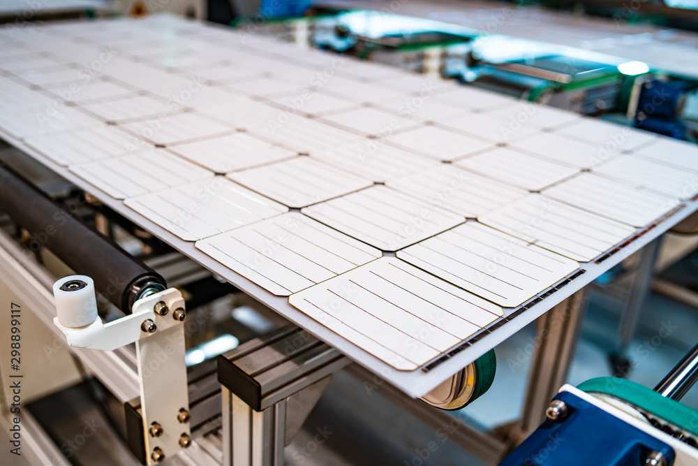 生产太阳能电池板，工人在工厂工作。