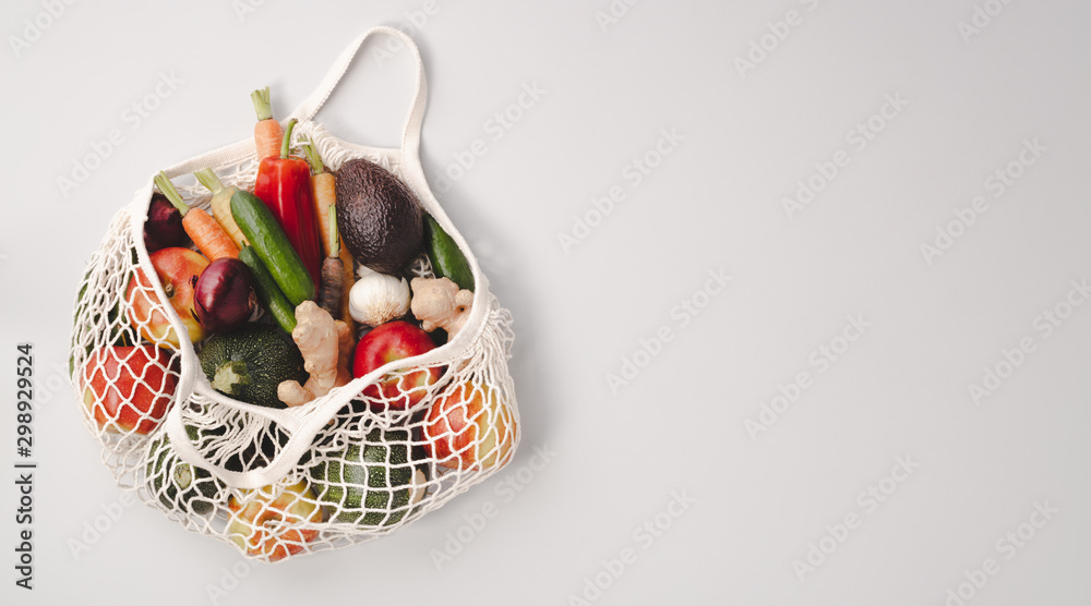 网织袋中的新鲜有机水果和蔬菜