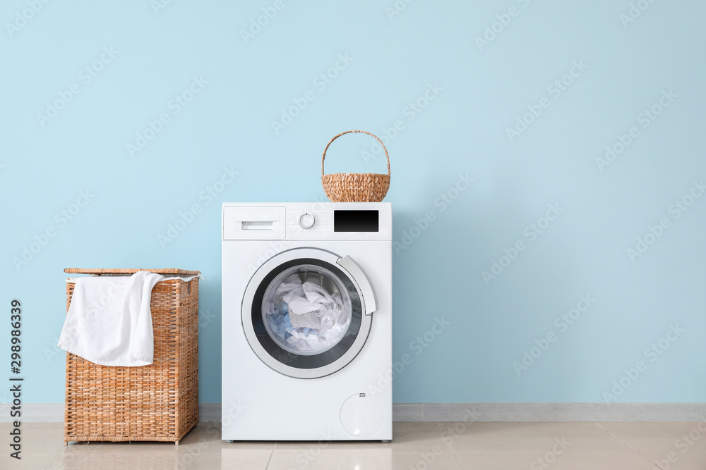 现代洗衣机，洗衣房靠近彩色墙