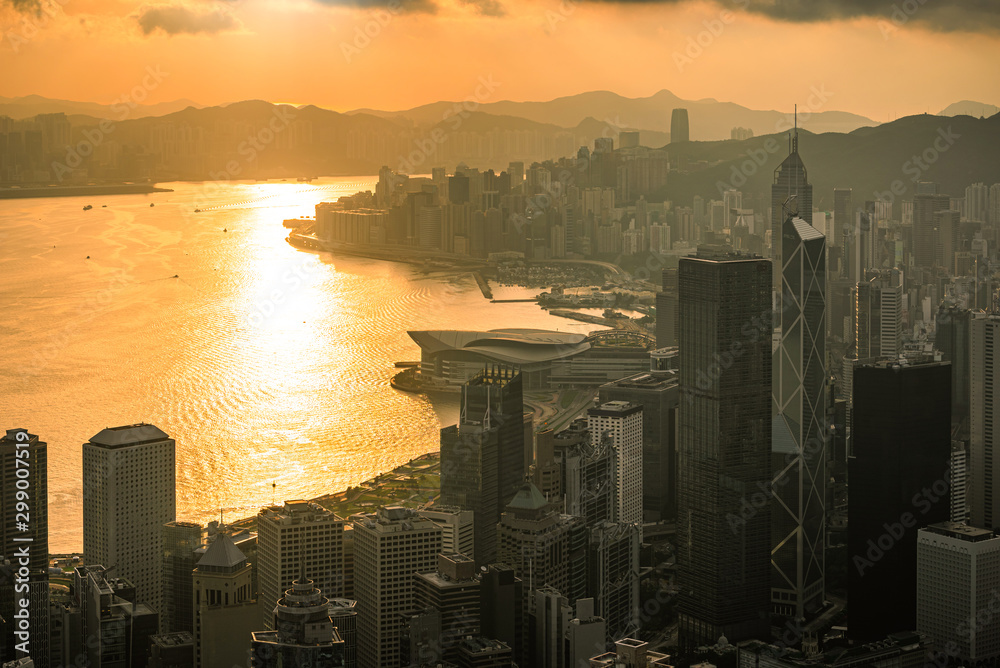 从山顶看日出的香港城市。