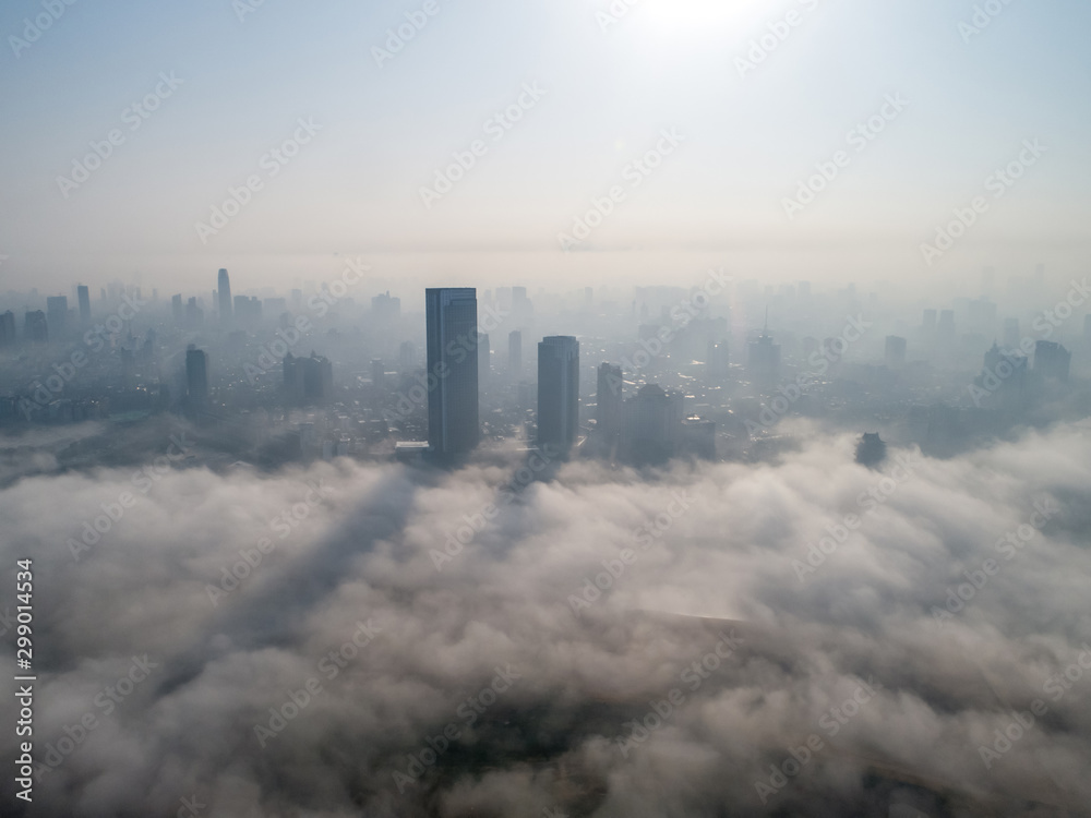 清晨笼罩在雾中的城市，中国南昌