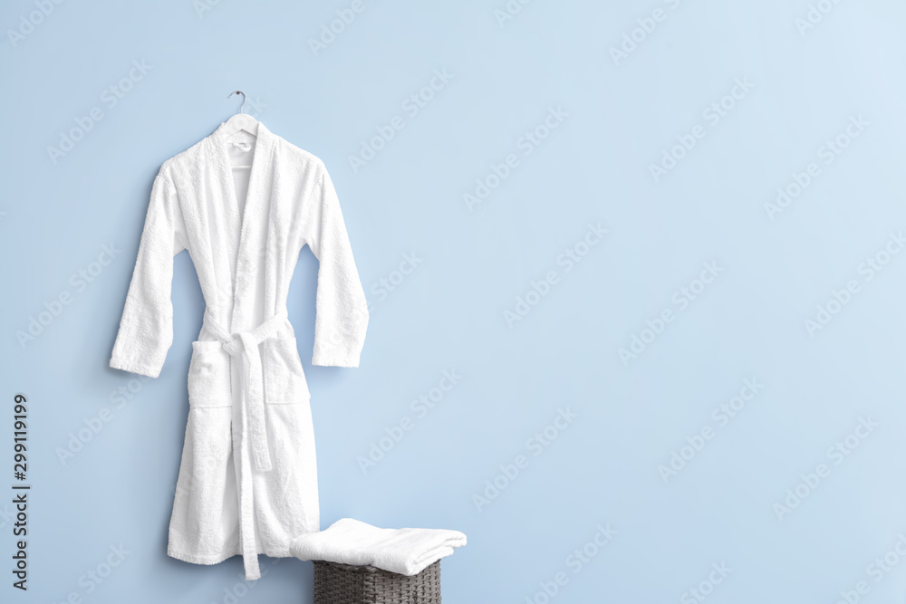 房间挂在墙上的干净浴袍