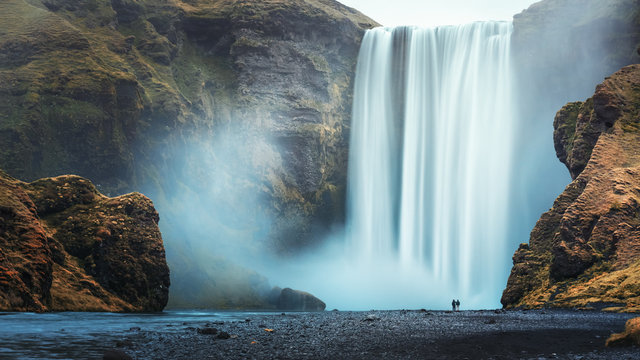 冰岛著名的Skogafoss瀑布附近的一对游客