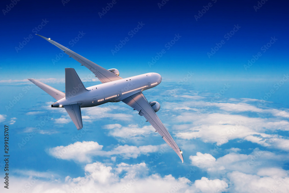在云端飞行的乘客商用飞机