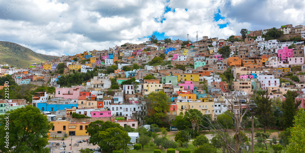 在墨西哥瓜纳华托的山坡上建造的五颜六色的房屋。