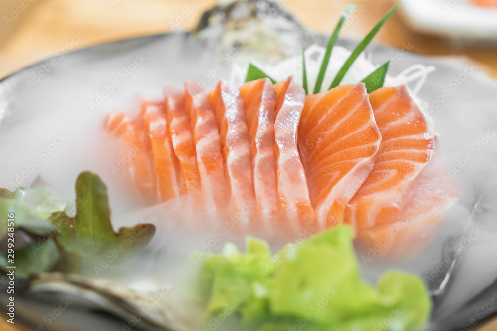 日本餐厅冰上日式生三文鱼片或三文鱼生鱼片