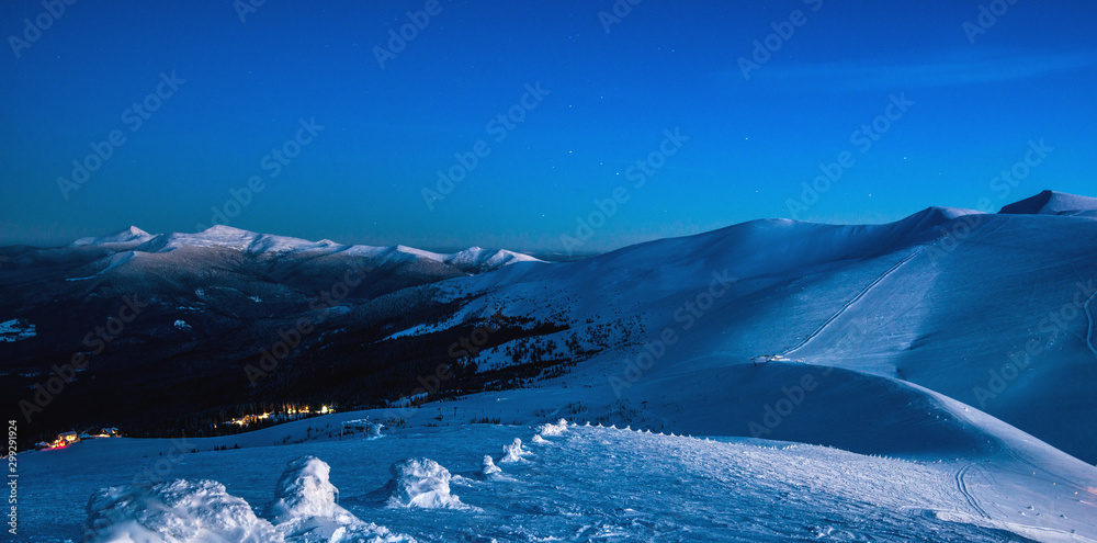滑雪胜地山谷的壮丽景色
