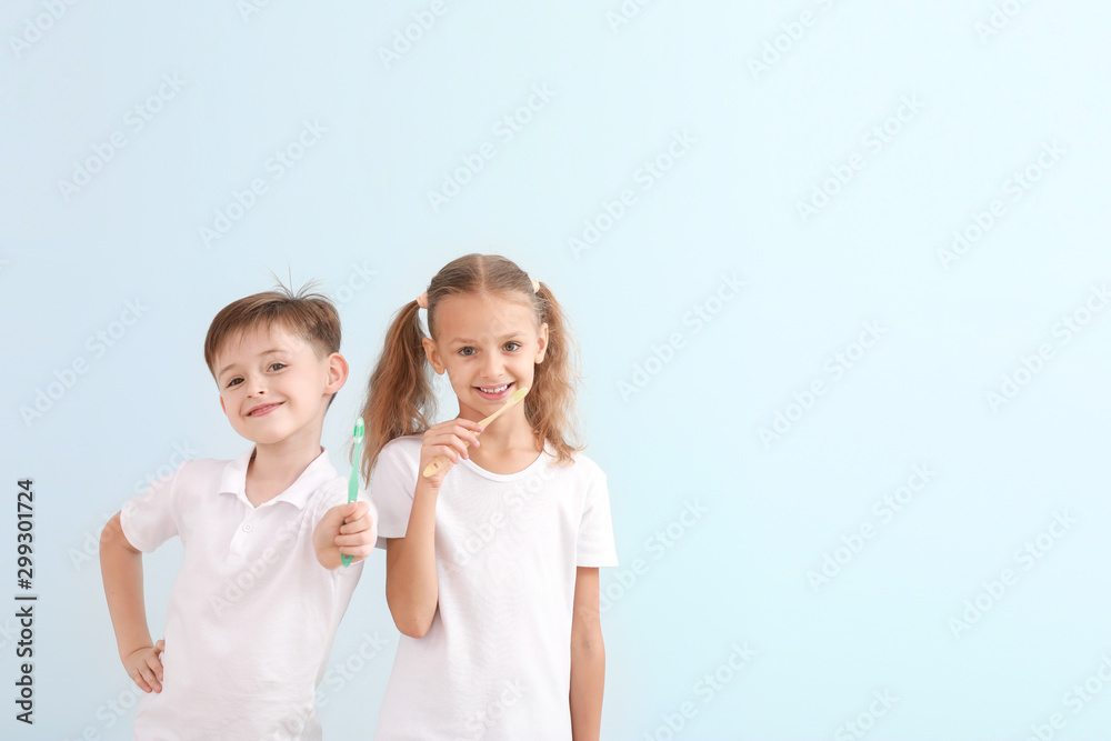 浅色背景下的幼儿刷牙画像