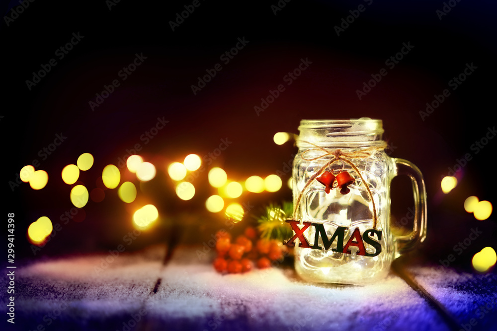 玻璃罐里的圣诞灯，有雪和柔和的焦点。节日卡上的冬季圣诞狂欢