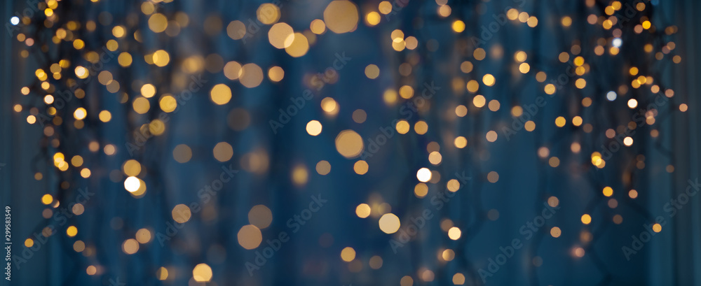 节日照明和装饰概念-深蓝色背景上的圣诞花环博凯灯