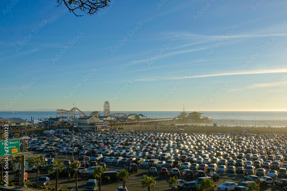 航空航天：圣莫尼卡码头旁一个完整停车场的美丽无人机视图