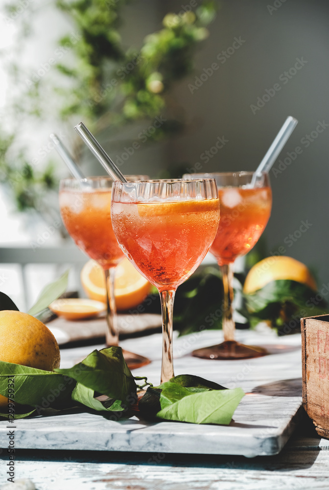 Aperol雪碧开胃酒酒精冷饮，装在灰色大理石板上，配橙子和冰块。