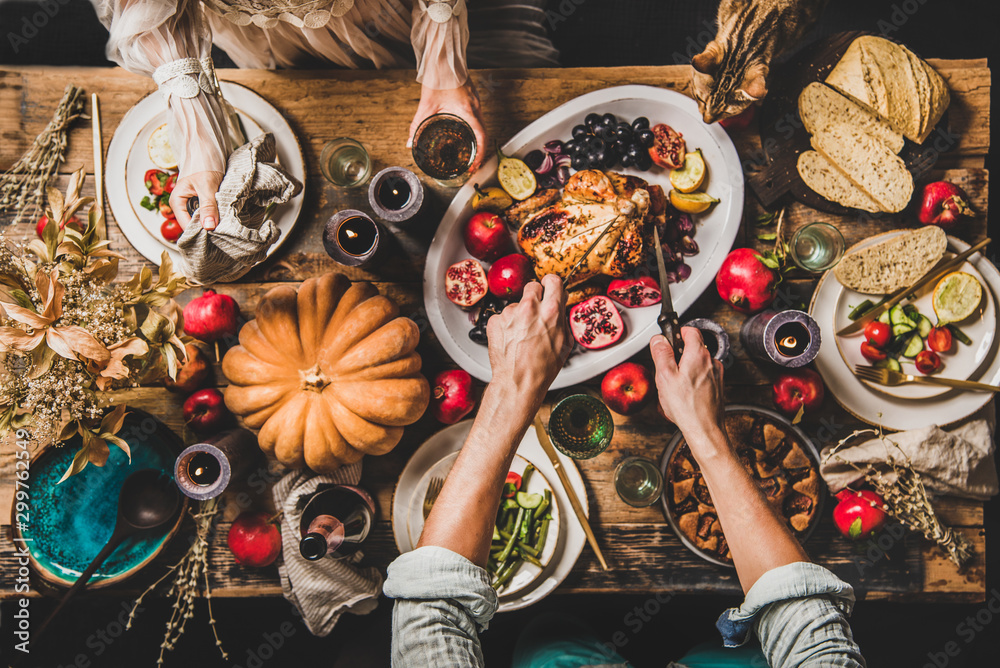 感恩节派对餐桌设置。整只烤鸡、蔬菜、无花果派、水果、美洲狮的平躺
