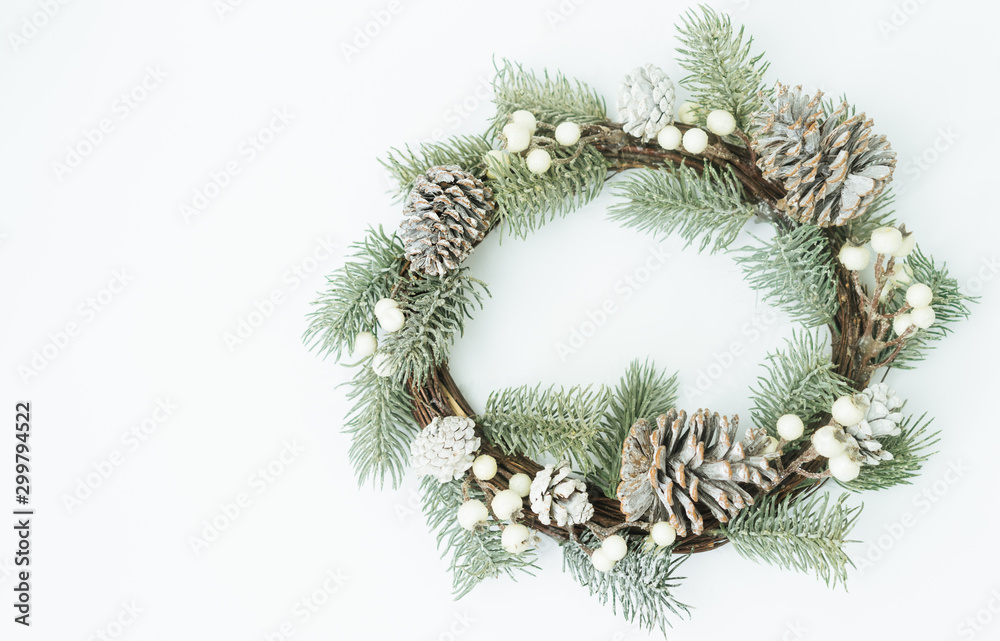 圣诞圆形花环俯视图，由天然松果制成，冬季和圣诞节概念。平面