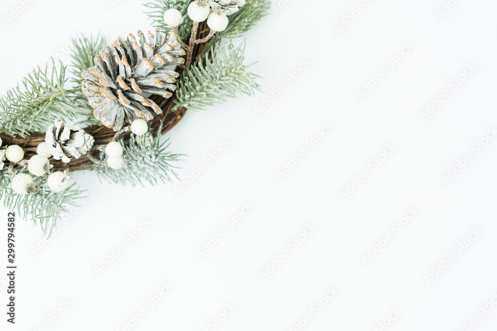 圣诞圆形花环俯视图，由天然松果制成，冬季和圣诞节概念。平面