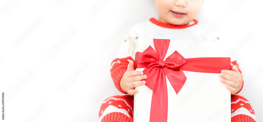 圣诞节庆祝活动中，小男婴在圣诞礼盒里微笑和兴奋。2岁男孩chi