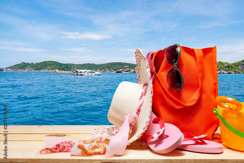 热带海洋背景上度假时沙滩帽和配饰的夏季背景复制spac