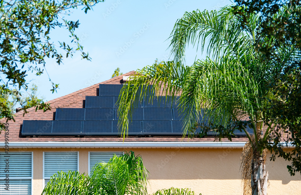 屋顶上的太阳能电池板；来自太阳的绿色能源