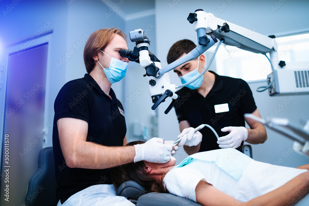 牙医用牙科显微镜检查患者的牙齿。现代医疗设备。口腔护理