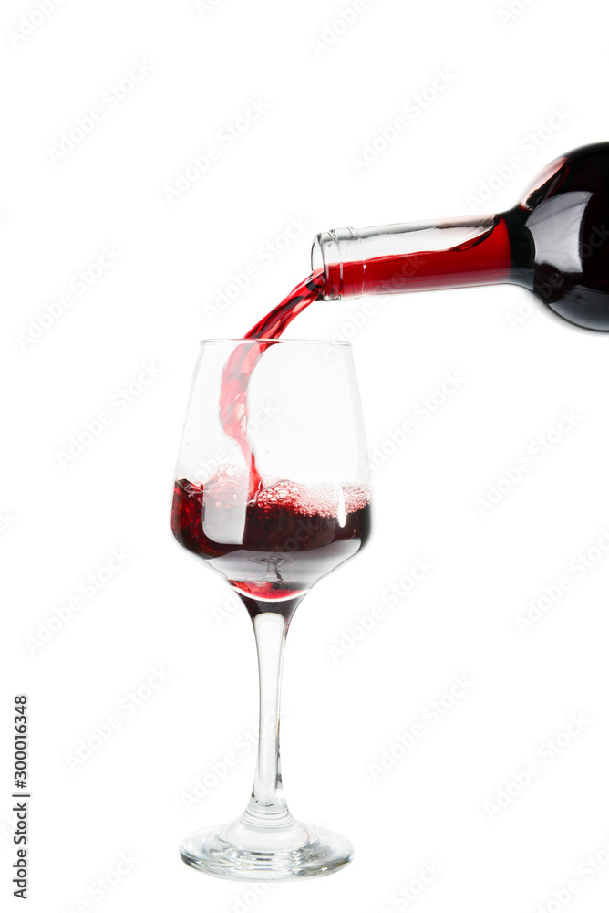 将葡萄酒倒入白底玻璃杯