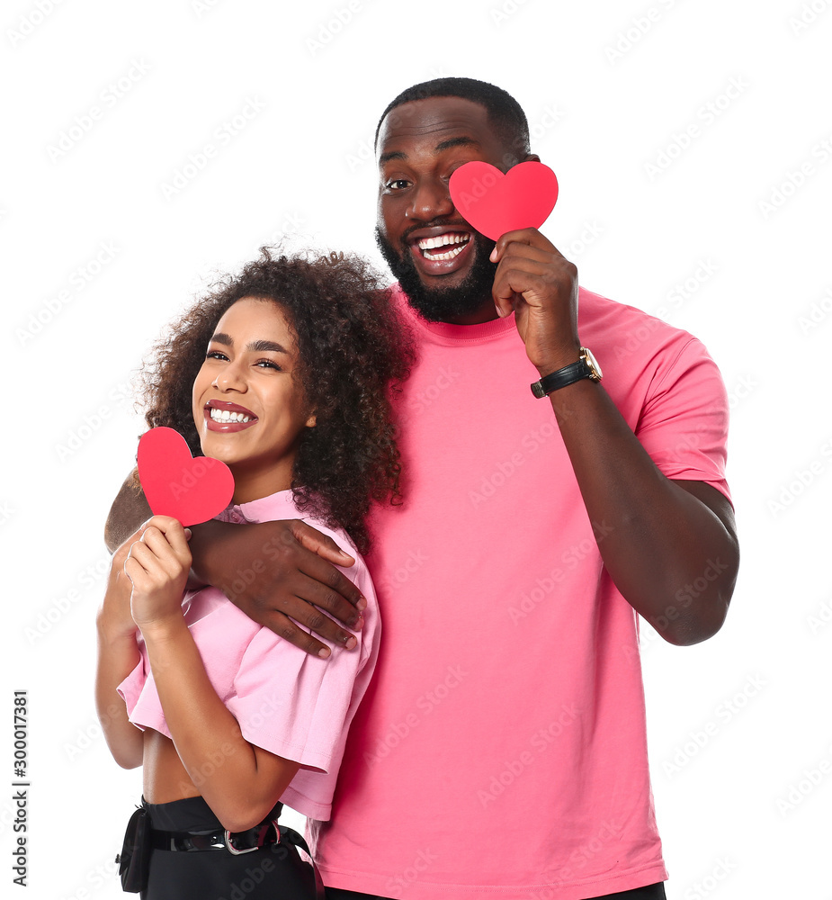 幸福的非裔美国人夫妇的肖像，白底红心